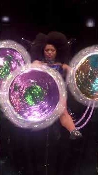 how many things can this woman juggle with her feet?!