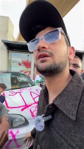 Maaz Safdar having fun with car enthusiasts at the PakWheels Karachi AutoShow!