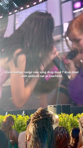 HEADPHONES OLIVIA RODRIGO COACHELLA ADDISON RAE PERFORMANCE #oliviarodrigocoachella #coachella