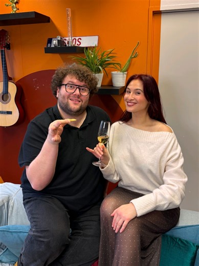 Hoe trots zijn wij op onze MNM-collega @Manu Van Acker !!! 🥰 Een (brakke) Kastaar gewonnen, De Warmste Week mogen presenteren, Circus Camille gedaan én het bed van @xaviertaveirne veroverd 😂 Wat een jaar, seg. Check ook alle andere video’s van de eindejaarstalk met bv’s op onze socials ✨