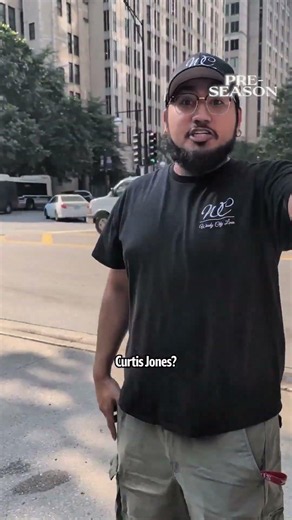 When you see the Liverpool squad walking through Chicago 😂 (via LFC/X)