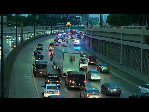 Crash closes several lanes of US 75 near downtown Dallas on Tuesday morning