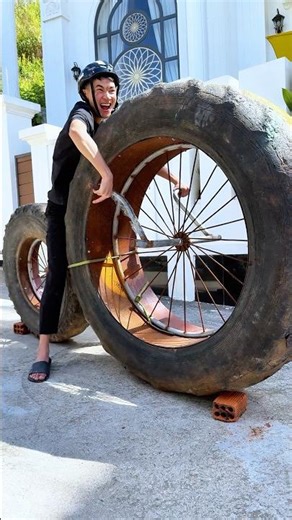 This motorcycle has the world's largest engine displacement.😂 このバイクは世界最大の排気量を持っています。