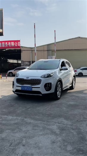 Le Kia KX5 2016 est l’appellation utilisée en Chine pour la 4ᵉ génération du Kia Sportage (Typ QL), qui a été lancé en 2016. C’est un SUV compact 5 portes, 5 places, connu pour sa fiabilité, sa polyvalence familiale et ses motorisations essence variées. 🚗 Motorisations disponibles 1) 1.6 T-GDI Turbo (177 ch) \t•\tMoteur : 1.6 L turbo essence, 4 cylindres \t•\tPuissance : env. 177 PS (130 kW) \t•\tCouple : ~265 Nm \t•\tTransmission : 7-vitesses DCT (double embrayage) \t•\tTraction : 2WD \t•\tCon