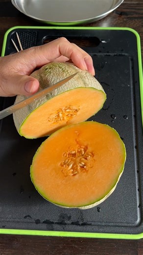 Melon cutting skills #cuttingskills #fruitcutting #supersalad #satisfying #shorts