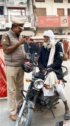 हमें है फिक्र है बुजुर्गों के सुरक्षा की।। #trafficawarenes #oldman #security #worry #helmet #shorts