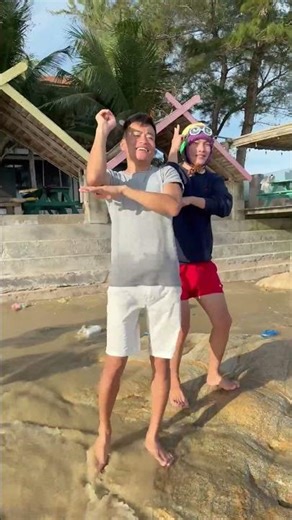 [ACC] Điệu nhảy vui nhộn ở bãi biển 🏖️💃😄 || Fun dance on the beach#shorts