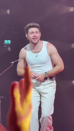 Niall Horan dancing to Mamma Mia at Ziggo Dome