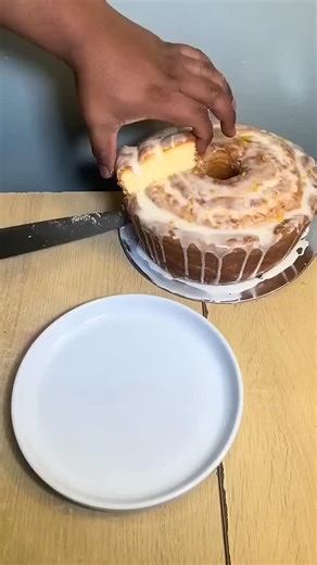 Jaffry Ward | Amateur Chef on Instagram: "✨🍰 Craving a slice of Southern charm? Look no further than this irresistible 7Up Cream Cheese Poundcake! This classic dessert is a deliciously rich, moist masterpiece that tickles your taste buds with an incredible blend of flavors. The secret? A splash of 7Up adds that subtle citrusy sparkle, while dreamy cream cheese ensures each bite is dense, creamy, and oh-so-satisfying. 🍋🧀 Whether it's for Sunday dinners, family gatherings, or when you're in the