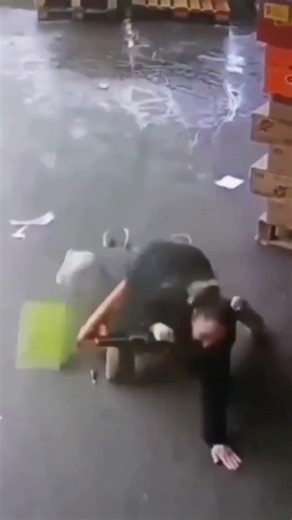 Daily Safety Fails🤯This is WHY You Never Leave Pallet Jacks Standing in Walkways or Aisles😳#fails