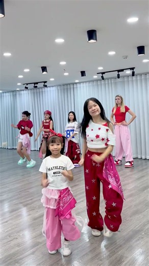 Who's Min dancing with? SUBSCRIBE & COMMENT! Subway surfer tiktok viral dance trend #fyp #trending