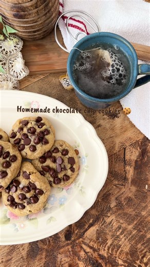 warm chocolate chip cookies and a quiet kitchen > everything else 🤎 #cozykitchen #cozyasmr #fromscratchcooking homemade chocolate chip cookies 🍪 1 1/4 cups all purpose flour 1/2 tsp baking soda 1/2 tsp baking powder 3/4 tsp salt 1/2 cup butter, melted & cooled 1/2 cup light brown sugar 1/3 cup granulated sugar 2 tsp vanilla extract 1 large egg 1 1/2 cups semisweet chocolate chips (plus more for topping if desired) mix dry ingredients together in a separate bowl. in another bowl whisk melted bu