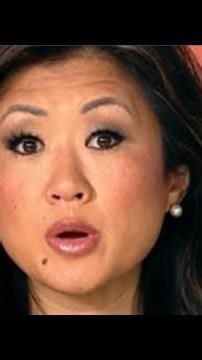 Goose attacks Illinois police officer