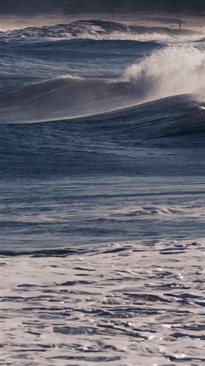 🌊 A storm near Antarctica, a wave crashing the bay – the world's oceans are more connected than you might think. Professor Ian Young, from #UniMelb, is the lead author of a landmark study that analysed data from 300 drifting ocean buoys to gain a detailed understanding of how storms in Antarctica drive waves around the globe. Tap the link in our bio for more 🔗 #University #Melbourne