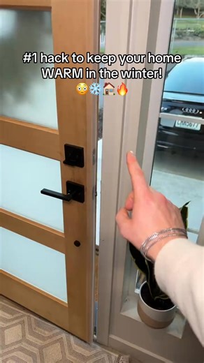 ❄️ Feeling drafty and cold in your doors and windows? One roll of "alien sealing strip" instantly plugs the energy black hole! 🔒 Ultimate Sealing: High-density foam material tightly fits into gaps, effectively blocking cold air, dust, and noise, resulting in an immediate improvement in indoor temperature. 🛡️ Strong Adhesion: Strong adhesive design, one-time application, durable, and resistant to peeling or residue even with seasonal temperature changes. 💰 Best Value: One roll can cover multip