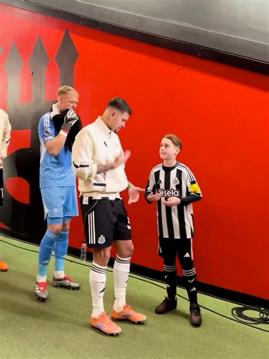 Bruno Guimaraes learns the important technique behind six seven from a young Newcastle mascot 6️⃣7️⃣ ↳ Premier League. Live & On Demand with 4K on Football’s New Home, Stan Sport. Stream now. #StanSportAU #PremierLeague #Newcastle