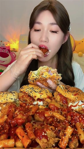 Messy Chicken Burger Explosion 🤯🍔 #viral #fyp #fypusa #shorts #eating #satisfying