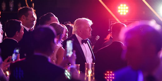 Golf, Peace Negotiations and Parties Fill Trump’s Mar-a-Lago Holiday