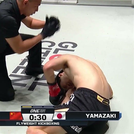 STABBING kick 🗡️ Kazuteru Yamazaki stops Hong Chengzhi in the very first round!