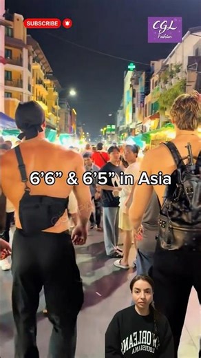 Everyone Turns to Look at These Giant Models 😳 #streetstyle #ootd