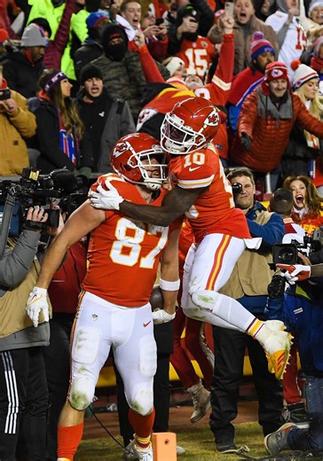 Tyreek Hill reportedly to sign with team this week. Chiefs players welcome reunion