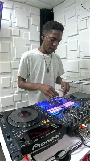 First time touching the decks at Homeboyz 🎚️ #dj #radiostation #djgear