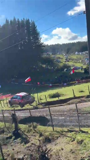 💥 UN SALTO BRUTAL Y DOS PILOTOS AL HOSPITAL Un espectacular salto en el km 12 de la primera especial del WRC Chile Biobío 2026 de hoy terminó en un fuerte impacto para los turcos Kerem Kazaz y Corentin Silvestre, quienes eran líderes del Rally3. Ambos fueron evacuados en helicóptero. Kazaz sufrió una vértebra fisurada y Silvestre, dos. Los dos permanecerán hospitalizados. El tramo donde ocurrió el accidente se llamaba “Turquía”. Una coincidencia impactante. 🎥 Exclusivo de Jorge Samaniego, repr