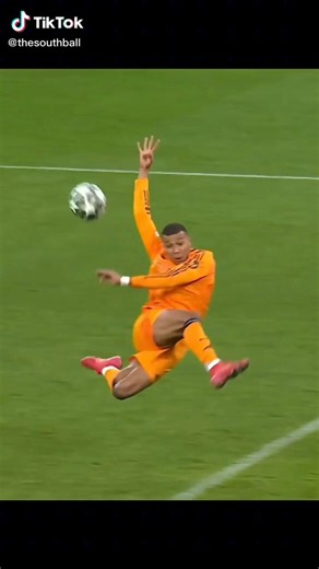 @dbzmxnnnn @YashRMFC he tries so hard to be fancy, it's not even funny anymore, he's so fake,all he had to do was to tap it in with his left foot, the same move vs man city when he scored with his shin😂