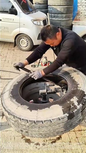 Breaking the Bead: Levering Apart Tire and Rim with a Manual Tool