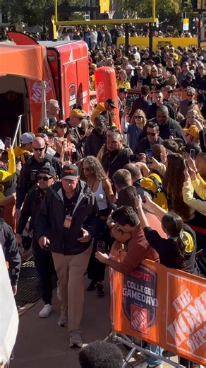 Celebrity guest picker Caitlin Clark enters the stage at College GameDay. https://t.co/v9d7vweQBk