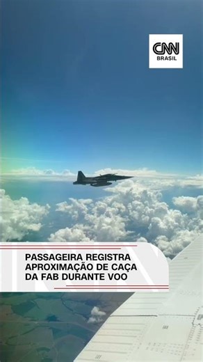 Passageira registra aproximação de caça da FAB durante voo particular