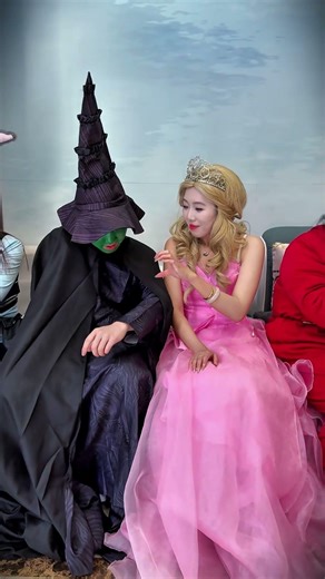 make a heart gesture#kpop#rumi#arianagrande#cosplay