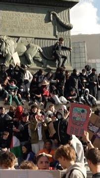 Protesters undeterred by police tactics in Paris