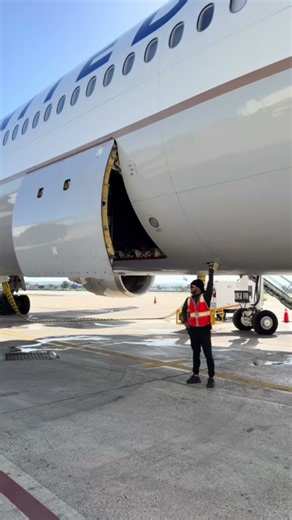 Closing the door of a Boeing 767-400 ✈️