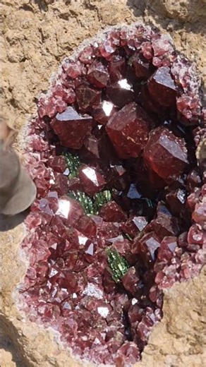 😱 Bay Diamond Hunter Finds Red Ruby Quartz Crystal Geode in Massive Volcano Rock 💎