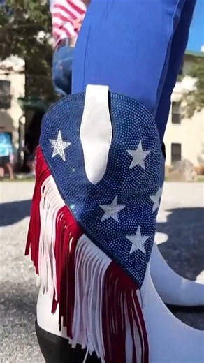 Patriotic Trump supporters turn out to Florida rally