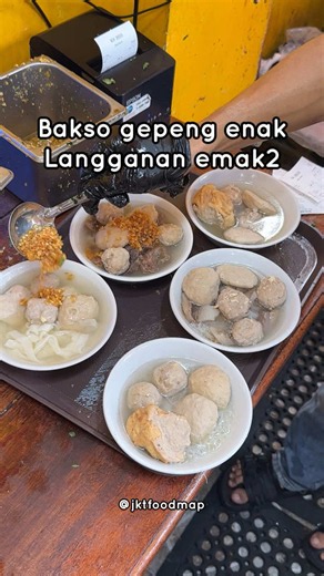 Bakso gepeng langganan emak2 Rame banget pas gw dateng... Kalo makan di sini wajib pake topping nya... Gw pesen urat sengkel nya mantep dah.. 📍 Bakso Gepeng 88 Haji Ali 🌎 Jl.Pulo Ribung, Bekasi Selatan (Sebrang Kantor Camat Bekasi Selatan) ⏰ 10.00 - 22.00 🗓️ Senin - Minggu 🍽️ Bakso Komplit 38.5rb 🍽️ Bakso Paket 1 24.5rb 🍽️ Urat Sengkel(porsian) 27.5rb 🍽️ Mie Ayam 20rb #jktfoodmap #BaksoGepeng #KulinerBekasi