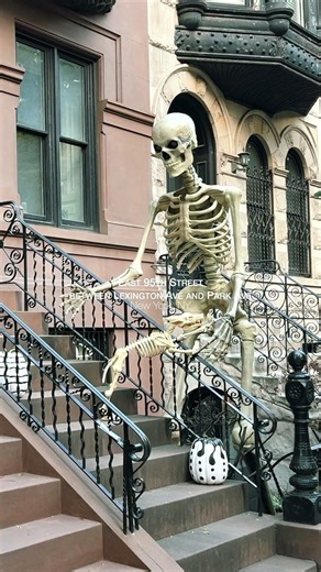 one last halloween stoop walk on the ues 🎃👻