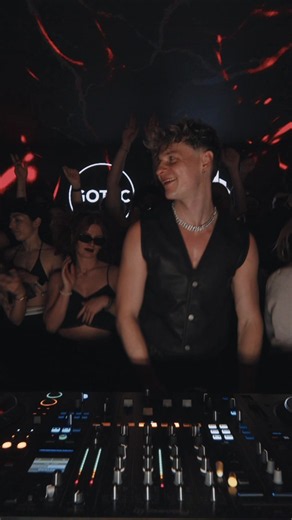 @Nicolas Julian @HIVE Festival destroying Boilerroom be like: 🥷🏻🥷🏻🥷🏻 #gotecclub #fyp #boilerroom #HIVE #karlsruhe