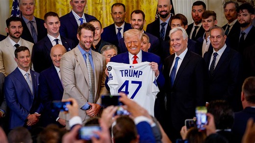 Un periodista del LA Times tacha a los Dodgers de «insensibles» y de «insulto para sus aficionados» por aceptar la invitación de la Casa Blanca