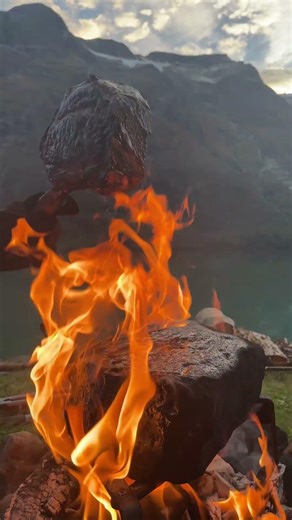 Did you hear that? Rate the sizzle (1-10) 🎵 #tomahawk #stone #firekitchen #fire