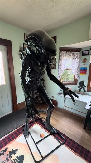 6 Ft 8 In Alien Xenomorph Animatronic