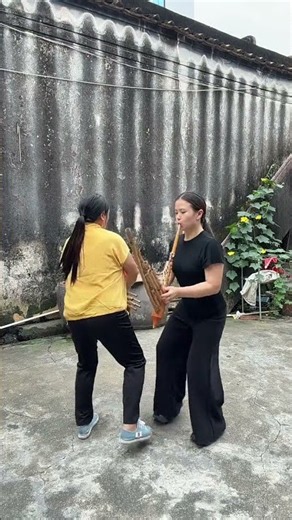 Nkauj hmong tawg qeej