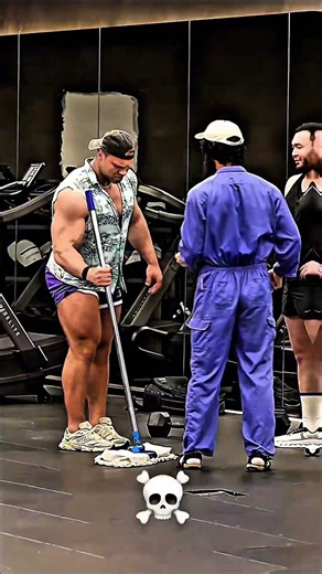 Anatoly pranking pro bodybuilder in gym😱💪🏻🏋🏻 #anatoly #bodybuilding #anatolygymprank #prank