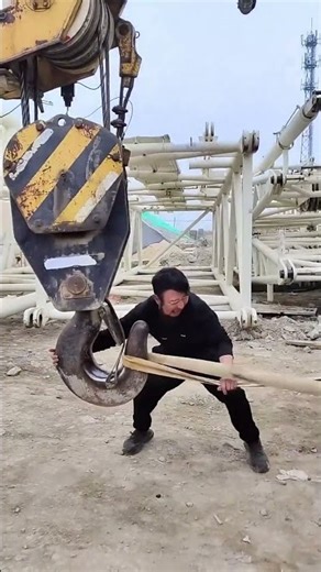 Tying process of the crane hook