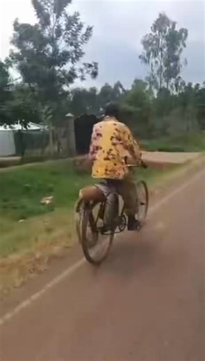 This man killed a python after it had killed his dog and decided to take it to a local police station in Sigomere, Ugunja, Siaya County to report the incident | Kahawa Tungu
