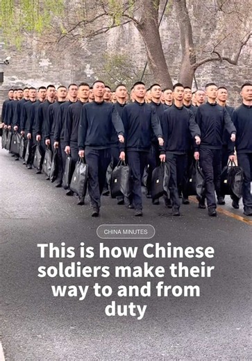 Even the journey to and from duty is done in perfect formation 🇨🇳 In Beijing, members of China’s National Flag Guard (国旗护卫队) march in synchronised steps while carrying their personal belongings. The unit is responsible for the daily flag-raising and lowering ceremonies at Tiananmen Square. Its members undergo intensive training to maintain precise timing, coordination and discipline, even outside official ceremonies. #soldiers #militarylife #chinesesoldiers #marching #discipline