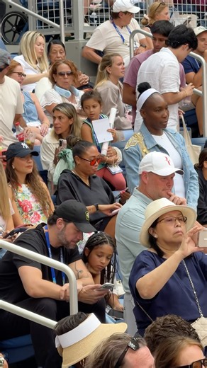 Venus Williams, Alexis Ohanian & Olympia watching Serena & Carlos Alcaraz #tennis #usopen