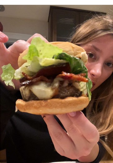 if you wanna burger eat a burger #burger #cookingvideo #italiano #baconburger #cheeseburger