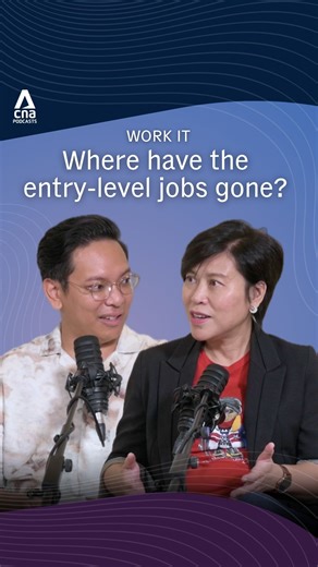 Why is it so hard for Gen Z to find a job right now? With some entry-level roles asking for 2–3 years’ experience, Work It looks at how fresh grads can navigate today’s job market. https://cna.asia/4sqI8ja #workitpodcast #freshgraduates #EntryLevelJobs | CNA